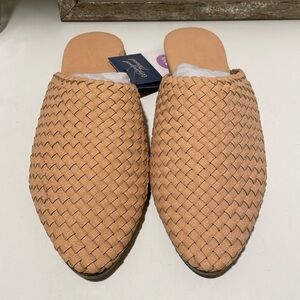 Universal Threads Nude Flat Mule